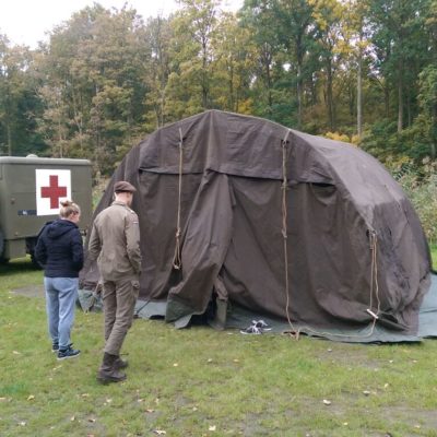 Tent en spullen opruimen na het kamp