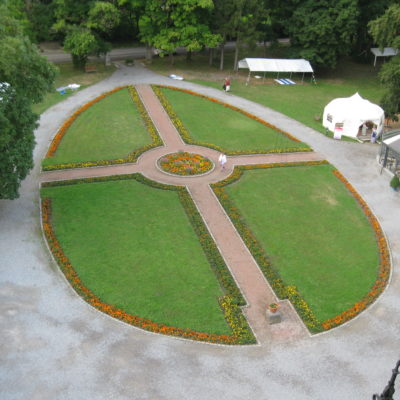 de 4 elementen, windstreken, als symbool in de tuin van Rahadesh